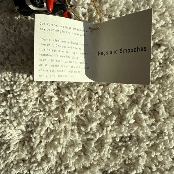 CowParade Hugs & Smooches XO Cow Figurine 2000 - Picture 6 of 7